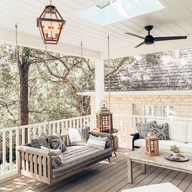 Up on the blog, I talk about my time in Austin, TX for the @hunterfanco trip! It was a jam packed trip, and my favorite was touring the @southernlivingmag Idea House! Look at this back porch designed by @meredithellis 😍 Click on the link in my profile for the blog post! Lots of pictures there!!